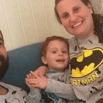  La familia Bibas luciendo sus icónicos pijamas de Batman.