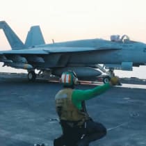  Un avión de combate estadounidense despega de la cubierta de un portaaviones para una misión contra los Houthis de Yemen en un lugar no identificado, en un vídeo difundido el 18 de marzo.