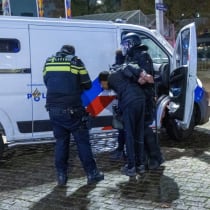  Agentes de policía holandeses detienen a un hombre tras los disturbios en Ámsterdam, Países Bajos, 11 de noviembre de 2024.