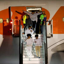  Migrantes venezolanos llegan en un vuelo tras ser deportados de Estados Unidos, en Caracas, Venezuela, 24 de marzo de 2025.