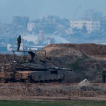  Soldados israelíes de pie sobre un tanque, antes de un alto el fuego entre Israel y Hamás, visto desde el lado israelí de la frontera con Gaza, 16 de enero de 2025.