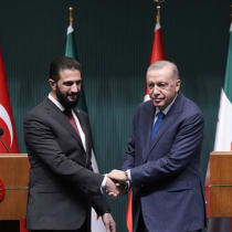  El presidente turco Recep Tayyip Erdogan (dcha.) y el presidente sirio Ahmad al-Sharaa (izq.) se dan la mano mientras celebran una rueda de prensa conjunta tras su reunión en el Complejo Presidencial de Ankara, Turquía, el 4 de febrero de 2025.