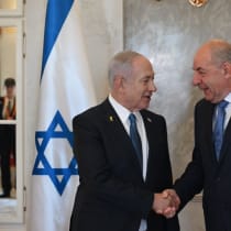  El Primer Ministro Benjamin Netanyahu y su esposa Sara Netanyahu fueron recibidos recientemente por el Primer Ministro húngaro Viktor Orbán y su esposa con una guardia de honor en una ceremonia de bienvenida en Budapest. 