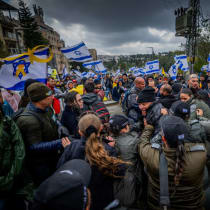  Israelíes chocan con la policía durante una protesta contra la decisión del primer ministro israelí, Benjamin Netanyahu, de despedir al jefe del Shin Bet, Ronen Bar, en Jerusalén, el 20 de marzo de 2025. 