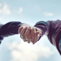  Imagen ilustrativa de dos personas cogidas de la mano.