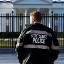  Un agente del Servicio Secreto estadounidense cerca de la Casa Blanca el 09 de marzo de 2025 en Washington, DC.