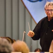  Michael Tilson Thomas dirigiendo la Orquesta Sinfónica de Boston en Tanglewood, en la 9ª Sinfonía de Beethoven, la Oda a la Alegría, el 28 de agosto de 2022. Fue el último concierto de Tilson Thomas con la BSO, donde comenzó su carrera en 1969, como su director asistente y pianista.