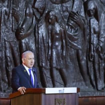  El primer ministro Benjamin Netanyahu habla en la ceremonia estatal del Día de Conmemoración del Holocausto en Yad Vashem, Jerusalén, 23 de abril de 2025