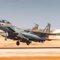  Aviones de combate de la fuerza aérea israelí en ruta para atacar objetivos Houthi en Yemen, 5 de mayo de 2025.