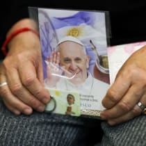  Una mujer sostiene una foto del papa Francisco en el interior de la Catedral Metropolitana de Buenos Aires, tras el anuncio de la muerte del pontífice por parte del Vaticano, en Buenos Aires, Argentina, el 21 de abril de 2025.