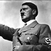  El Führer alemán Adolf Hitler haciendo el saludo nazi