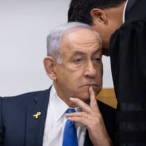  El primer ministro israelí, Benjamin Netanyahu, llega a la sala del tribunal de distrito de Tel Aviv, antes del comienzo de su testimonio en el juicio en su contra, 22 de abril de 2025.