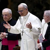  El Papa León XIV celebra una audiencia con representantes de los medios de comunicación en el aula Pablo VI del Vaticano, el 12 de mayo de 2025.