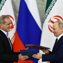  El presidente ruso Vladimir Putin (dcha) y el presidente iraní Masoud Pezeshkian (izq) asisten a una ceremonia de firma de documentos en Moscú, Rusia; ilustrativa; 17 de enero de 2025. 