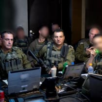  El Jefe del Estado Mayor de las FDI, Eyal Zamir, durante una evaluación de la situación en Jan Yunis.
