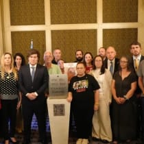  Javier Milei se reúne con antiguos rehenes y familiares de cautivos en el Hotel Rey David de Jerusalén el 11 de junio de 2025.