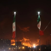  Fuego del ataque israelí contra el depósito de petróleo Sharan se ve después de los ataques israelíes contra Irán, en Teherán, Irán, 15 de junio 2025.