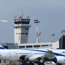  Un Boeing Dreamliner de El Al se prepara para su próximo vuelo en el aeropuerto Ben Gurion. 