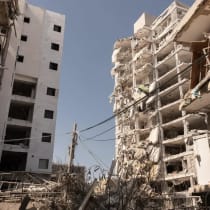  Secuelas de un ataque con misiles iraníes en Bat Yam, en el centro de Israel, 15 de junio de 2025