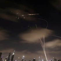  Misiles lanzados desde Irán son interceptados, visto desde Tel Aviv, Israel, 18 de junio de 2025. 