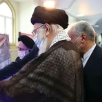  El Líder Supremo de Irán, el ayatolá Ali Jamenei, visita las centrifugadoras iraníes en Teherán. 