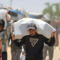  Palestinos recogen suministros de ayuda de la Fundación Humanitaria de Gaza, respaldada por Estados Unidos, en Rafah, en el sur de la Franja de Gaza, 9 de junio de 2025. 