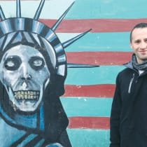  A PESAR DE HABER PRESTADO SERVICIO EN LAS FDI y tener la nacionalidad israelí, Brotman visitó Irán. En la foto, frente al Museo del Espionaje Estadounidense, en la antigua embajada de Estados Unidos en Teherán
