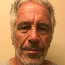  El financiero estadounidense Jeffrey Epstein aparece en una fotografía tomada para el registro de delincuentes sexuales de la División de Servicios de Justicia Penal del Estado de Nueva York el 28 de marzo de 2017 y obtenida por Reuters el 10 de julio de 2019. 