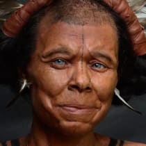  Científicos reconstruyen el rostro de una mujer prehistórica de 10.000 años hallada en una cueva belga. 