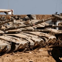  VEHÍCULOS DE LAS FDI en el lado israelí de la frontera de Gaza esta semana. Pensar en nuestros logros contra Hamás, Hezbolá, los Houthis e Irán me hace sonreír", afirma el escritor.