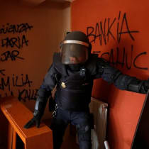  Un policía antidisturbios español entra en la casa de la ciudadana marroquí Fatima Essanhaji durante su desalojo en Parla, España 16 de febrero de 2017. (ilustrativo) 