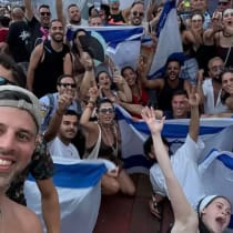 Israelíes e iraníes se reúnen en el Festival Tomorrowland de Bélgica, sosteniendo banderas israelíes e iraníes. 
