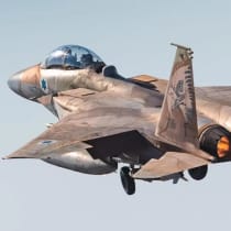 Un avión de la FAI despega para llevar a cabo un contraataque contra Yemen el 5 de mayo de 2025.