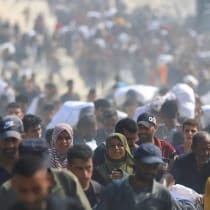 Palestinos transportan suministros de ayuda que recogieron de camiones que entraron en Gaza a través de Israel, en Beit Lahia, en el norte de la Franja de Gaza, el 10 de agosto de 2025.