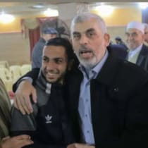 Anas Al-Sharif con el jefe de Hamás asesinado, Yahya Sinwar.