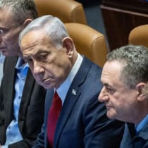 EL PRIMER MINISTRO Benjamín Netanyahu sentado entre sus ministros en el pleno de la Knesset. Mientras el ejecutivo domine la Knesset sin control, la cámara seguirá siendo lo que es con demasiada frecuencia: performativa, ruidosa y en gran medida hueca, dice el escritor. 