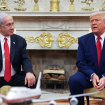 El PRESIDENTE estadounidense Donald Trump y el primer ministro Benjamin Netanyahu se reúnen en el Despacho Oval en abril. Al ignorar una oferta árabe, Estados Unidos e Israel han condenado a israelíes y gazatíes a un continuo derramamiento de sangre