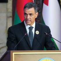 El presidente del Gobierno español, Pedro Sánchez, pronuncia un discurso en la 34ª cumbre de la Liga Árabe, en Bagdad, Irak, en mayo de 2025.