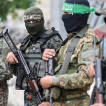 Miembros de Hamás asisten al funeral de Marwan Issa, alto mando militar adjunto de Hamás que murió en un ataque aéreo israelí durante el conflicto entre Israel y Hamás, en la Franja de Gaza central, el 7 de febrero de 2025.