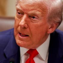 El presidente de Estados Unidos, Donald Trump, escucha la pregunta de un periodista antes de almorzar con el presidente de Argentina, Javier Milei, en la Sala del Gabinete de la Casa Blanca, en Washington, Estados Unidos, el 14 de octubre de 2025. 