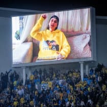 EMILY DAMARI habla por videoconferencia en un partido entre el Beitar Jerusalem y el Maccabi Tel Aviv en el estadio Bloomfield de Jaffa en febrero, tras su liberación del cautiverio en Gaza.