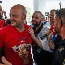El rehén israelí liberado Eitan Horn está detrás de su hermano, el rehén liberado Iair Horn, mientras amigos y familiares le dan la bienvenida a su hogar familiar en Kfar Saba, Israel, el 16 de octubre de 2025.