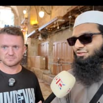 Tommy Robinson entrevista al imán Umayr Mulla en Jerusalén, el 24 de octubre de 2025. 