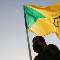 Un dolente asiste al funeral de un comandante del grupo armado iraquí Kataib Hezbollah, asesinado en lo que denominaron un «ataque sionista» en la capital siria, Damasco, el viernes, durante un funeral celebrado en Bagdad, Irak, el 22 de septiembre de 2024.