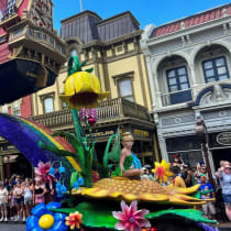 Una carroza con personas disfrazadas de personajes de la película de Walt Disney «Peter Pan» se ve mientras el público asiste al desfile «Festival of Fantasy» en el parque temático Walt Disney World Magic Kingdom en Orlando, Florida, EE. UU., el 30 de julio de 2022.