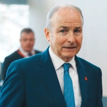 PRIMER MINISTRO IRLANDÉS Micheál Martin: Ha criticado a Israel y prácticamente ignora la horrible matanza cometida por monstruos humanos contra israelíes, cuyo único delito era ser judíos, denuncia el escritor.