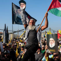 Un simpatizante de Hezbolá sostiene una bandera palestina y una imagen recortada del difunto líder de Hezbolá, Hassan Nasrallah, en una ceremonia celebrada por Hezbolá para conmemorar el primer aniversario del asesinato de Nasrallah por parte de Israel, en las afueras de Beirut, Líbano