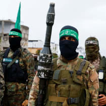 Terroristas palestinos de Hamás montan guardia el día de la entrega de los rehenes retenidos en Gaza desde el mortífero ataque del 7 de octubre de 2023, como parte de un acuerdo de alto el fuego y de intercambio de rehenes y prisioneros entre Hamás e Israel, en Rafah, en el sur de la Franja de Gaza