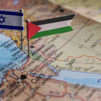 Banderas de Israel y Palestina en el mapa geopolítico.