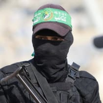 Terroristas de Hamás escoltan a la Cruz Roja durante la búsqueda de los restos mortales de los rehenes fallecidos en la ciudad de Gaza, el 12 de noviembre de 2025. 